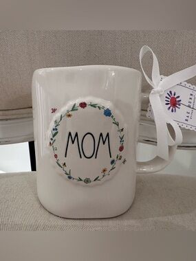 🤍 NWT Rae Dunn White 'MOM' Floral Wreath Ceramic Mug Pretty